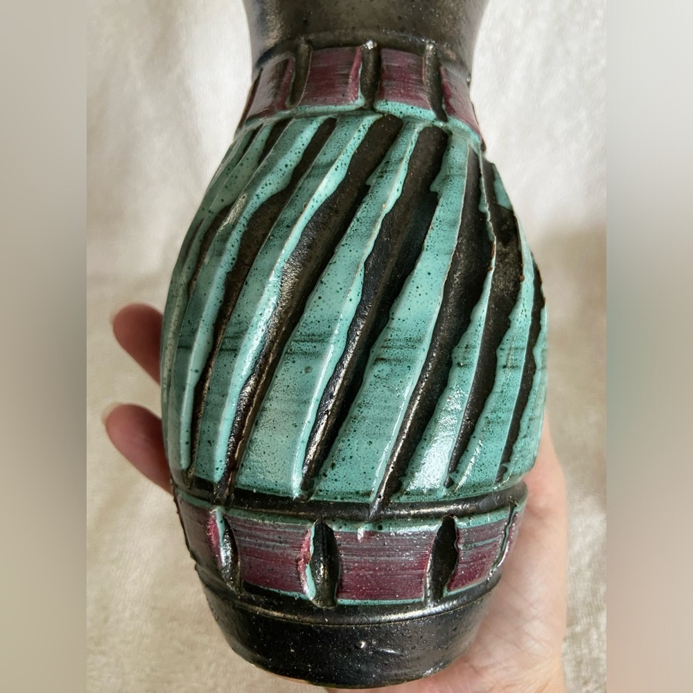 🩷 Vtg ITALIAN Hand Made POTTERY VASE Carved Designs in TEAL/BURGUNDY/Metallic Bl - Picture 5 of 11